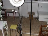 trois lampes posées sur un pied dans une pièce