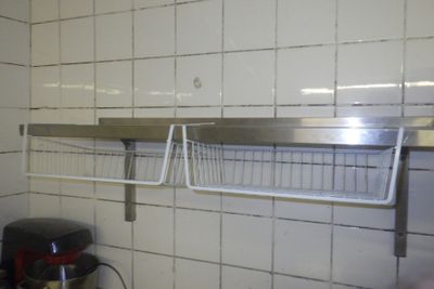 une photo d'une cuisine avec un évier et une étagère