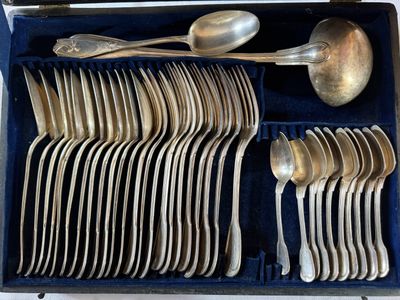 un service d'argenterie dans un coffret bleu contenant des cuillères