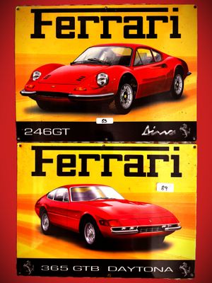 deux affiches représentant une voiture de sport rouge et une voiture de sport rouge
