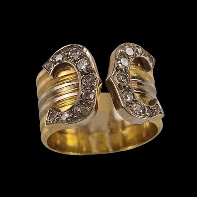 une image représentant une bague en or sertie de diamants sur fond noir