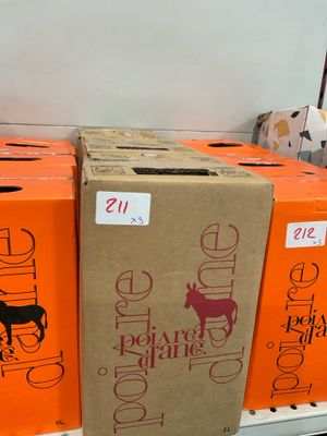 Plusieurs boîtes de croquettes pour chiens sont posées sur une étagère dans un magasin