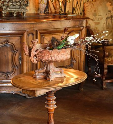 une table en bois sur laquelle se trouve un vase de fleurs