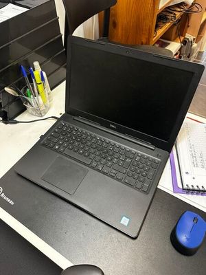 un ordinateur portable posé sur un bureau à côté d'une imprimante