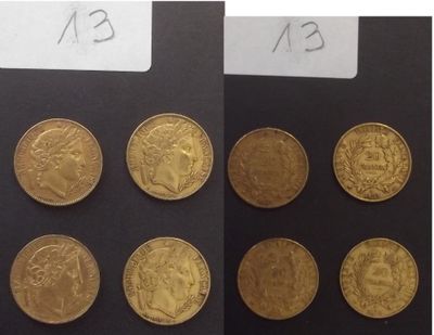 quatre types différents de pièces d'or sont représentés sur un fond noir