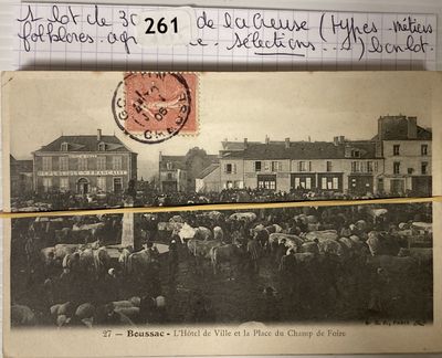 une carte postale représentant une foule devant un bâtiment