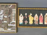 deux tableaux encadrés représentant des personnes d'origine asiatique, accrochés l'un à côté de l'autre sur un mur