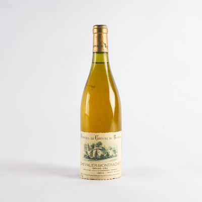 une bouteille de vin posée sur une table