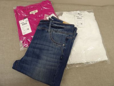 un jean et un t-shirt, assis sur un canapé