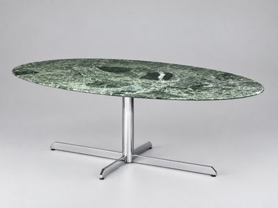 une table ovale avec un plateau en marbre vert et des pieds en métal