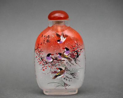 une fiole à tabac en verre ornée d'oiseaux peints