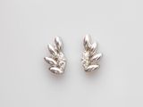 une paire de boucles d'oreilles en argent sur fond blanc