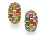 une paire de boucles d'oreilles composées de pierres multicolores et plaquées or