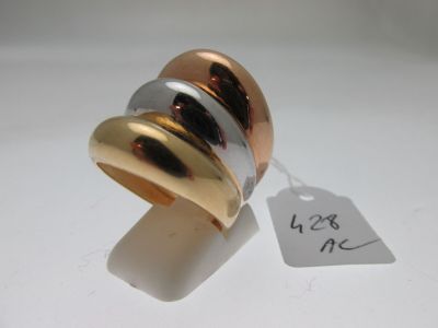 une bague en or et en argent sur laquelle est accrochée une étiquette de prix