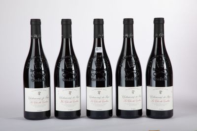quatre bouteilles de vin sont alignées sur une table