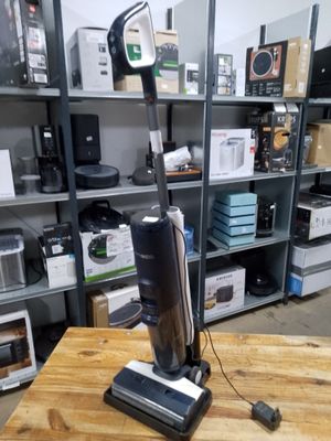 un aspirateur posé sur une table dans une pièce