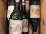 plusieurs bouteilles de vin dans un coffret en bois