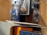une boîte en carton remplie d'appareils électroniques et d'autres articles