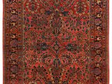 un tapis persan ancien aux couleurs rouges et bleues