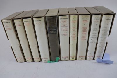 plusieurs livres sont empilés sur une table