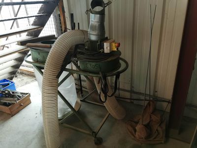 une machine posée sur un chariot dans un garage