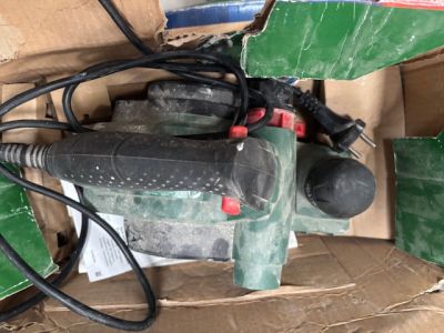 une boîte remplie d'outils posés sur le sol