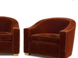 une paire de fauteuils de salon en velours marron avec des pieds en bois