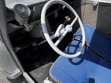 une petite voiture avec un volant et un siège bleu