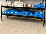 de nombreux sacs de nourriture sur les rayons du magasin