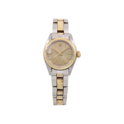 Image d'une montre-bracelet de femme sur fond blanc