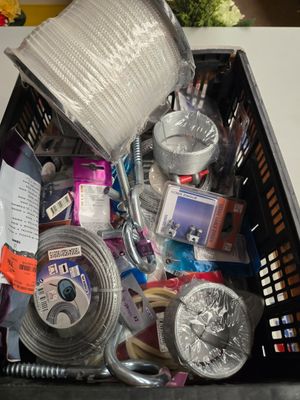 un panier rempli d'objets posé sur une table