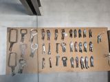 un grand nombre d'outils sur la table