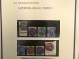 une photo encadrée représentant une collection de timbres exposée