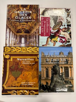 trois livres posés sur une table, avec une horloge au milieu
