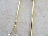 deux paires de boucles d'oreilles plaquées or ornées de perles