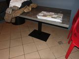 un ours en peluche posé sur une table dans un restaurant