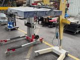 une machine qui se trouve au milieu d'un entrepôt