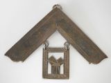 un petit objet métallique accroché à un mur