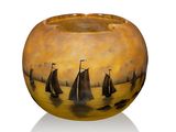 un vase orné d'une peinture représentant des bateaux