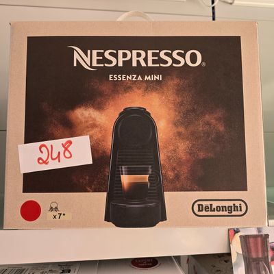une boîte de machines à café Nespresso Espressa Mini posée sur une étagère