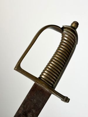 un gros plan d'une épée avec une poignée en métal