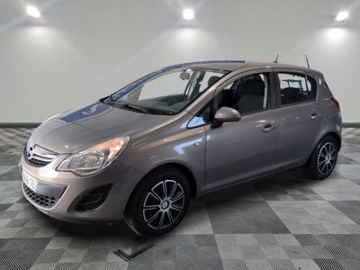 la voiture argentée est garée dans le garage sur un sol en damier