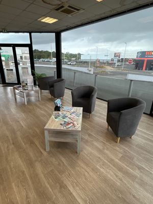 trois chaises et une table dans une pièce avec vue sur la ville