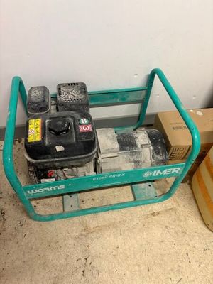 un petit chariot vert avec des outils posés dessus