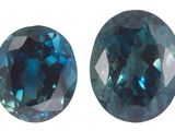 une paire de deux saphirs bleus sur fond blanc