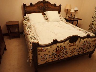 un lit recouvert d'une couette blanche, dans une chambre