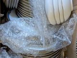 une boîte en carton remplie d'assiettes et de cuillères