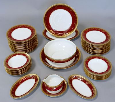 de nombreuses assiettes et tasses disposées en cercle sur la table
