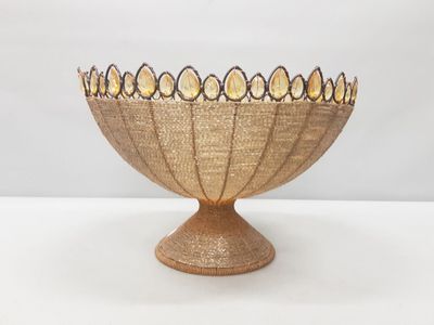 Grande coupe en verre filé avec verroterie.