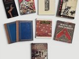 Plusieurs livres sont disposés en cercle sur une surface blanche